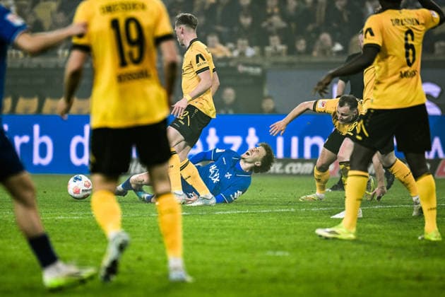 Fußball I Herren I Saison 2025-2026 I 2. Bundesliga I 24. Spieltag I SG Dynamo Dresden - SV Darmstadt 98 I 27.02.2026 Luca Marseiler (8, SV Darmstadt 98) schreit vor Schmerzen nach einem Foul von Jakob Lemmer (10, SG Dynamo Dresden) Dresden Rudolf-Harbig-Stadion (Lennestr. 12) Sachsen Deutschland