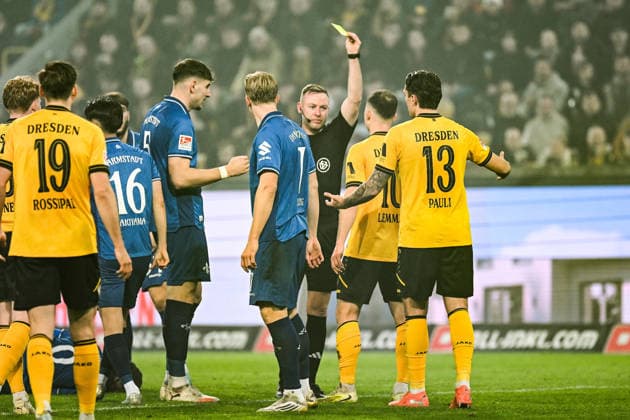 Fußball I Herren I Saison 2025-2026 I 2. Bundesliga I 24. Spieltag I SG Dynamo Dresden - SV Darmstadt 98 I 27.02.2026 Schiedsrichter Lars Erbst zeigt Jakob Lemmer (10, SG Dynamo Dresden) nach einem Foul die gelbe Karte Dresden Rudolf-Harbig-Stadion (Lennestr. 12) Sachsen Deutschland