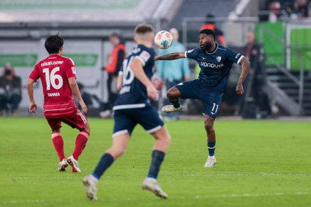 27.02.2026, Fussball, Saison 2025 2026, 2. Bundesliga, 24. Spieltag, Fortuna Düsseldorf - VfL Bochum 1848, v. l. Satoshi Tanaka (Fortuna Düsseldorf), Moritz-Broni Kwarteng (VfL Bochum 1848), Düsseldorf MErkur Spiel Arena NRW Deutschland xRHR-FOTO DEx