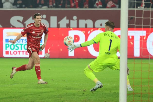 GER, 2. FBL. Fortuna Duesseldorf vs. VfL Bochum 27.02.2026, Merkur Spiel-Arena, Duesseldorf, GER, 2. FBL. Fortuna Duesseldorf vs. VfL Bochum, im Bild: Torchance fuer Cedric Itten (Fortuna Duesseldorf 13), gegen Timo Horn Torwart (VfL Bochum 1), Horn wehrt den Ball ab