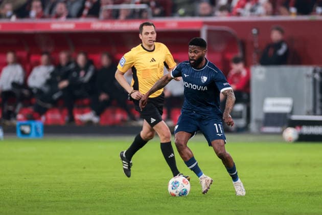 27.02.2026, Fussball, Saison 2025 2026, 2. Bundesliga, 24. Spieltag, Fortuna Düsseldorf - VfL Bochum 1848, v. l. Schiedsrichter Robert Hartmann (GER), Moritz-Broni Kwarteng (VfL Bochum 1848), Düsseldorf MErkur Spiel Arena NRW Deutschland xRHR-FOTO DEx