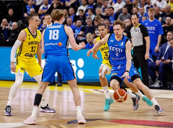 STOCKHOLM, SWEDEN 20260227 Estonia s Sander Raieste with the ball against Sweden s Ludde Hakanson and Pierre Hmpton during the FIBA World European Cup Qualifier game between Sweden and Estonia, first round - group H, at Avicii Arena in Stockholm, Sweden 27 February 2026. STOCKHOLM SWEDEN x1081x