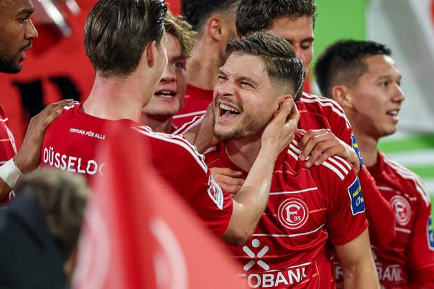 27.02.2026, Fußball, Fortuna Düsseldorf - VfL Bochum, 2. Fußball Bundesliga, Merkur Spiel-Arena, Saison 2025 2026: Torjubel nach dem Tor zum 2:0 durch Torschütze Florent Muslija (Fortuna Düsseldorf 24) zusammen mit Cedric Itten (Fortuna Düsseldorf 13) DFB regulations prohibit any use of photographs as image sequences and or quasi-video. Nordrhein-Westfalen Deutschland