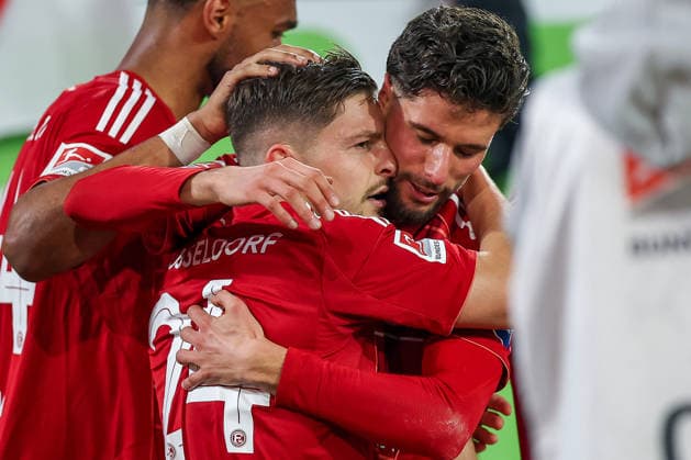 27.02.2026, Fußball, Fortuna Düsseldorf - VfL Bochum, 2. Fußball Bundesliga, Merkur Spiel-Arena, Saison 2025 2026: Torjubel nach dem Tor zum 2:0 durch Torschütze Florent Muslija (Fortuna Düsseldorf 24) zusammen mit DFB regulations prohibit any use of photographs as image sequences and or quasi-video. Nordrhein-Westfalen Deutschland