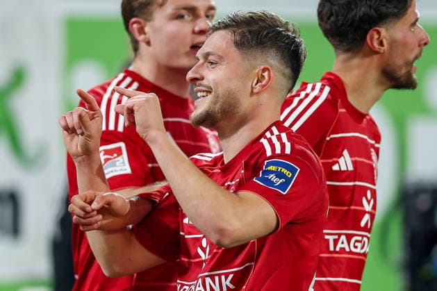27.02.2026, Fußball, Fortuna Düsseldorf - VfL Bochum, 2. Fußball Bundesliga, Merkur Spiel-Arena, Saison 2025 2026: Torjubel nach dem Tor zum 2:0 durch Torschütze Florent Muslija (Fortuna Düsseldorf 24) zusammen mit DFB regulations prohibit any use of photographs as image sequences and or quasi-video. Nordrhein-Westfalen Deutschland
