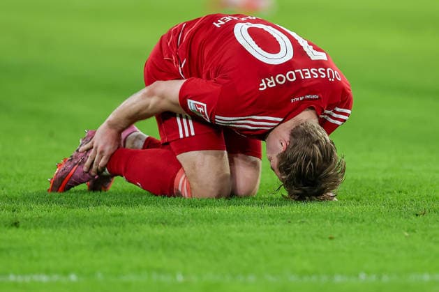 27.02.2026, Fußball, Fortuna Düsseldorf - VfL Bochum, 2. Fußball Bundesliga, Merkur Spiel-Arena, Saison 2025 2026: Christian Rasmussen (Fortuna Düsseldorf 10) verletzt Verletzung mit Schmerzen auf dem Spielfeld DFB regulations prohibit any use of photographs as image sequences and or quasi-video. Nordrhein-Westfalen Deutschland