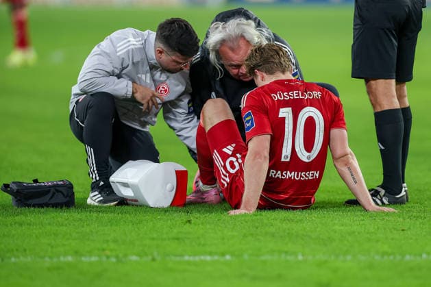 27.02.2026, Fußball, Fortuna Düsseldorf - VfL Bochum, 2. Fußball Bundesliga, Merkur Spiel-Arena, Saison 2025 2026: Christian Rasmussen (Fortuna Düsseldorf 10) verletzt Verletzung mit Schmerzen auf dem Spielfeld DFB regulations prohibit any use of photographs as image sequences and or quasi-video. Nordrhein-Westfalen Deutschland