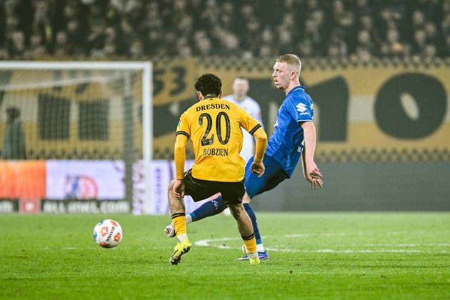 Fußball I Herren I Saison 2025-2026 I 2. Bundesliga I 24. Spieltag I SG Dynamo Dresden - SV Darmstadt 98 I 27.02.2026 Ben Justus Bobzien (20, SG Dynamo Dresden) läuft Kai Klefisch (17, SV Darmstadt 98) an Dresden Rudolf-Harbig-Stadion (Lennestr. 12) Sachsen Deutschland