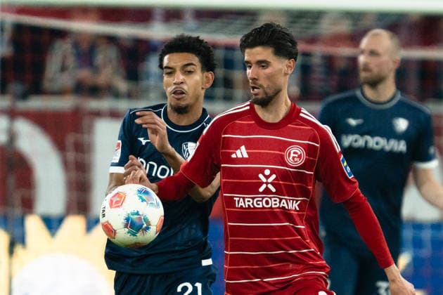 Deutschland: 2. Bundesliga 2025 2026 Fortuna Düsseldorf vs. VfL Bochum 24. Spieltag 27.02.2026 Merkur Spiel-Arena (Nordrhein-Westfalen) Francis Onyeka (VfL Bochum, 21) Anouar El Azzouzi (Fortuna Düsseldorf, 8) Zweikampf Duell