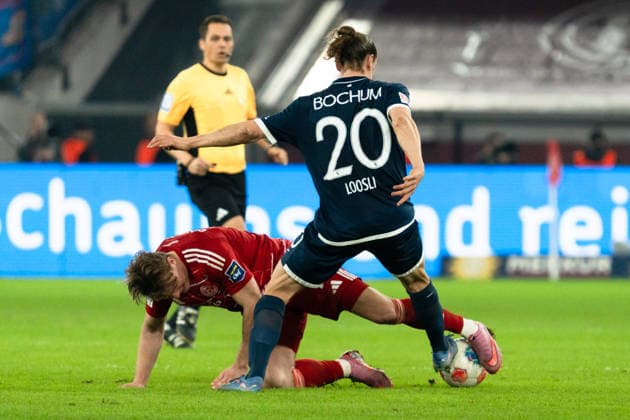 Deutschland: 2. Bundesliga 2025 2026 Fortuna Düsseldorf vs. VfL Bochum 24. Spieltag 27.02.2026 Merkur Spiel-Arena (Nordrhein-Westfalen) Christian Rasmussen (Fortuna Düsseldorf, 10) Noah Loosli (VfL Bochum, 20) Zweikampf Duell