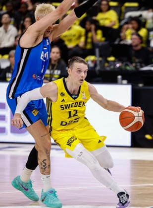 STOCKHOLM, SVERIGE 20260227 Sweden s Ludde Hakanson with the ball against Estonia s Henri Dell during the FIBA World European Cup Qualifier game between Sweden and Estonia, first round - group H, at Avicii Arena in Stockholm, Sweden 27 February 2026. STOCKHOLM SVERIGE x1081x