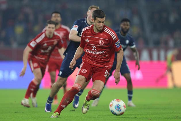 Tim Oberdorf (Fortuna Düsseldorf) in Aktion, am Ball, Einzelaktion waehrend des Spiels der 2. Bundesliga zwischen Fortuna Düsseldorf und VfL Bochum, Merkur Spiel-Arena am 27. February 2026 in Düsseldorf, Deutschland. (Foto von Oliver Kaelke DeFodi Images) +++ Tim Oberdorf (Fortuna Düsseldorf) controls the ball during the 2. Bundesliga match between Fortuna Düsseldorf and VfL Bochum at Merkur Spiel-Arena on February 27, 2026 in Düsseldorf, Germany. (Photo by Oliver Kaelke DeFodi Images) (Photo by Oliver Kaelke DeFodi Images) -