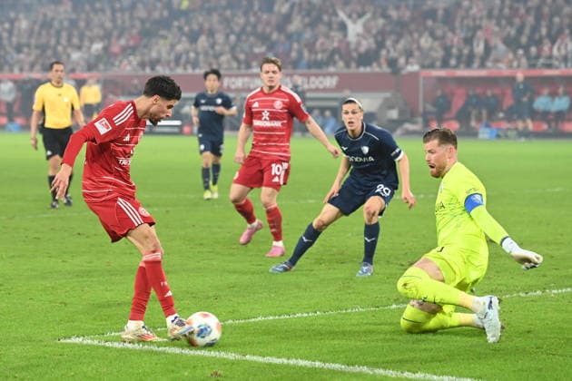 Anouar EL AZZOUZI (D) gegen Torwart Timo HORN (BO) Aktion, Zweikampf, Fussball 2. Bundesliga, 24. Spieltag, Fortuna Duesseldorf (D) - VfL Bochum am 27.02.2026 in der Merkur Spiel Arena Duesseldorf Deutschland. DFL regulations prohibit any use of photographs as image sequences and or quasi-video Ã‚Â