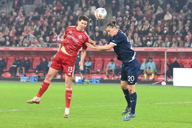 Cedric ITTEN (D) kopfball Tor zum 1-0 gegen Noah LOOSLI (BO) Kopfballduell, Aktion, Zweikampf, Fussball 2. Bundesliga, 24. Spieltag, Fortuna Duesseldorf (D) - VfL Bochum am 27.02.2026 in der Merkur Spiel Arena Duesseldorf Deutschland. DFL regulations prohibit any use of photographs as image sequences and or quasi-video Ã‚Â