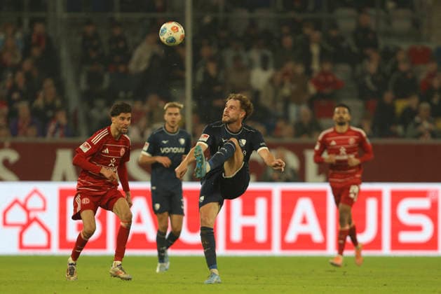 Anouar El Azzouzi (Fortuna Düsseldorf) und Philipp Strompf (VfL Bochum) im Zweikampf waehrend des Spiels der 2. Bundesliga zwischen Fortuna Düsseldorf und VfL Bochum, Merkur Spiel-Arena am 27. February 2026 in Düsseldorf, Deutschland. (Foto von Oliver Kaelke DeFodi Images) +++ Anouar El Azzouzi (Fortuna Düsseldorf) und Philipp Strompf (VfL Bochum) battle for the ball during the 2. Bundesliga match between Fortuna Düsseldorf and VfL Bochum at Merkur Spiel-Arena on February 27, 2026 in Düsseldorf, Germany. (Photo by Oliver Kaelke DeFodi Images) (Photo by Oliver Kaelke DeFodi Images) -