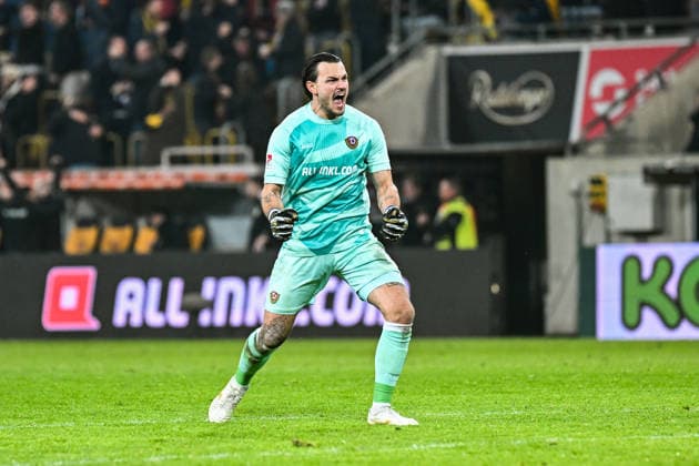 Fußball I Herren I Saison 2025-2026 I 2. Bundesliga I 24. Spieltag I SG Dynamo Dresden - SV Darmstadt 98 I 27.02.2026 Torjubel Tim Stanislaw Schreiber (1, SG Dynamo Dresden) nach dem Tor zum 3:0 Freisteller, Nahaufnahme, Porträt, Portrait, Einzelfoto, Einzelbild, Körper Dresden Rudolf-Harbig-Stadion (Lennestr. 12) Sachsen Deutschland