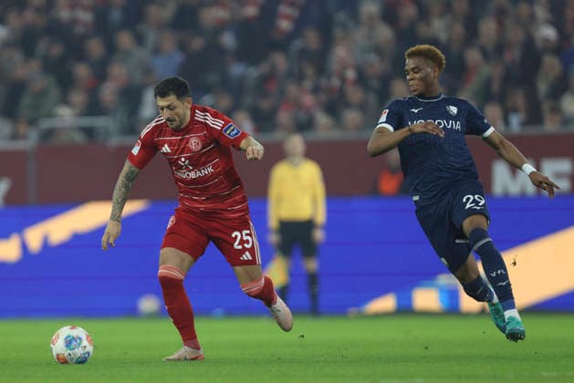 Florent Muslija (Fortuna Düsseldorf) und Farid Alfa-Ruprecht (VfL Bochum) im Zweikampf waehrend des Spiels der 2. Bundesliga zwischen Fortuna Düsseldorf und VfL Bochum, Merkur Spiel-Arena am 27. February 2026 in Düsseldorf, Deutschland. (Foto von Oliver Kaelke DeFodi Images) +++ Florent Muslija (Fortuna Düsseldorf) und Farid Alfa-Ruprecht (VfL Bochum) battle for the ball during the 2. Bundesliga match between Fortuna Düsseldorf and VfL Bochum at Merkur Spiel-Arena on February 27, 2026 in Düsseldorf, Germany. (Photo by Oliver Kaelke DeFodi Images) (Photo by Oliver Kaelke DeFodi Images) -