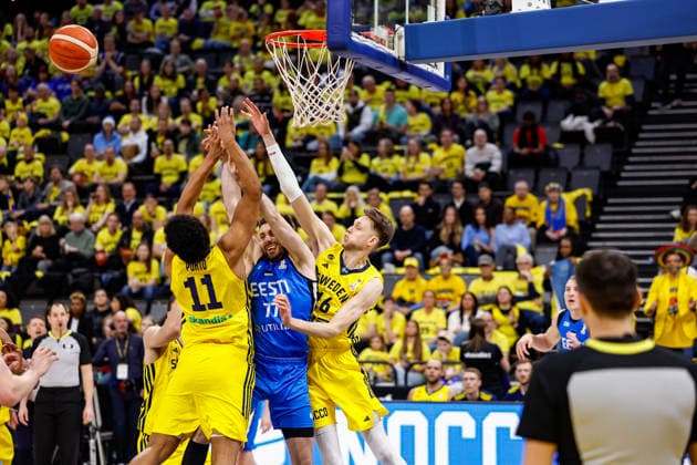 STOCKHOLM, SWEDEN 20260227 Estonia s Kristian Kullamäe between Sweden s Kenny Pohto and Nicholas Spiers during the FIBA World European Cup Qualifier game between Sweden and Estonia, first round - group H, at Avicii Arena in Stockholm, Sweden 27 February 2026. STOCKHOLM SWEDEN x1081x