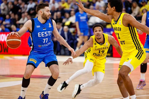 STOCKHOLM, SVERIGE 20260227 Estonia s Kristian Kullamäe against Sweden s Melwin Pantzar and Kenny Pohto during the FIBA World European Cup Qualifier game between Sweden and Estonia, first round - group H, at Avicii Arena in Stockholm, Sweden 27 February 2026. STOCKHOLM SVERIGE x1081x