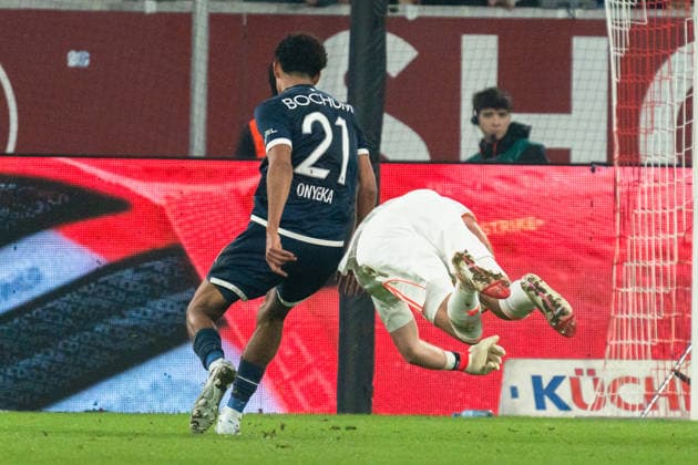 Deutschland: 2. Bundesliga 2025 2026 Fortuna Düsseldorf vs. VfL Bochum 24. Spieltag 27.02.2026 Merkur Spiel-Arena (Nordrhein-Westfalen) Francis Onyeka (VfL Bochum, 21) Florian Kastenmeier (Fortuna Düsseldorf, 33)