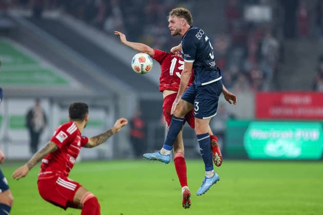 27.02.2026, Fußball, Fortuna Düsseldorf - VfL Bochum, 2. Fußball Bundesliga, Merkur Spiel-Arena, Saison 2025 2026: Cedric Itten (Fortuna Düsseldorf 13) im Zweikampf gegen Philipp Strompf (VfL Bochum 03) DFB regulations prohibit any use of photographs as image sequences and or quasi-video. Nordrhein-Westfalen Deutschland