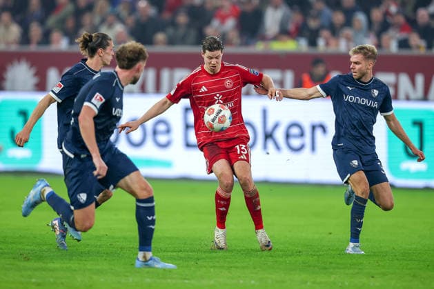 27.02.2026, Fußball, Fortuna Düsseldorf - VfL Bochum, 2. Fußball Bundesliga, Merkur Spiel-Arena, Saison 2025 2026: Cedric Itten (Fortuna Düsseldorf 13) im Zweikampf gegen Noah Loosli (VfL Bochum 20) Philipp Strompf (VfL Bochum 03) Leandro Morgalla (VfL Bochum 39) DFB regulations prohibit any use of photographs as image sequences and or quasi-video. Nordrhein-Westfalen Deutschland