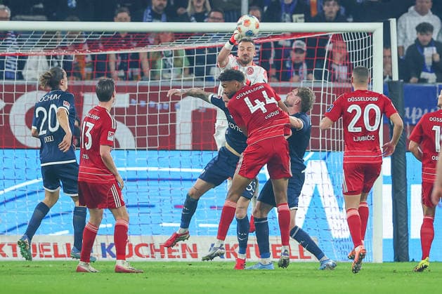 27.02.2026, Fußball, Fortuna Düsseldorf - VfL Bochum, 2. Fußball Bundesliga, Merkur Spiel-Arena, Saison 2025 2026: Torwart Florian Kastenmeier (Fortuna Düsseldorf 33) verteidigt das Tor zusammen mit Cedric Itten (Fortuna Düsseldorf 13) Elias Aboulguie Egouli (Fortuna Düsseldorf 44) Marin Ljubicic (Fortuna Düsseldorf 20) DFB regulations prohibit any use of photographs as image sequences and or quasi-video. Nordrhein-Westfalen Deutschland