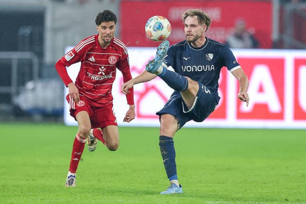 27.02.2026, Fußball, Fortuna Düsseldorf - VfL Bochum, 2. Fußball Bundesliga, Merkur Spiel-Arena, Saison 2025 2026: Anouar El Azzouzi (Fortuna Düsseldorf 08) im Zweikampf gegen Philipp Strompf (VfL Bochum 03) DFB regulations prohibit any use of photographs as image sequences and or quasi-video. Nordrhein-Westfalen Deutschland