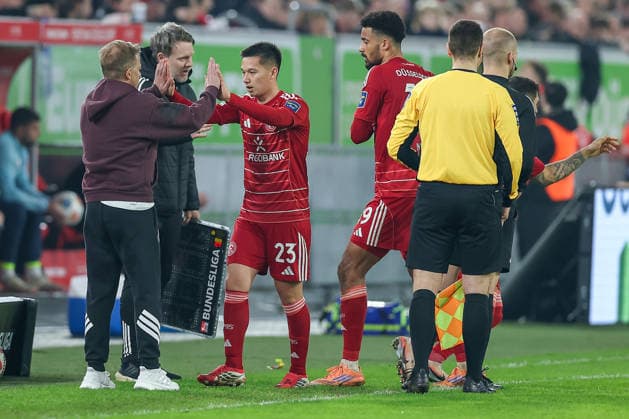27.02.2026, Fußball, Fortuna Düsseldorf - VfL Bochum, 2. Fußball Bundesliga, Merkur Spiel-Arena, Saison 2025 2026: Cheftrainer Markus Anfang (Fortuna Düsseldorf hc) neben Shinta Appelkamp (Fortuna Düsseldorf 23) Emmanuel Iyoha (Fortuna Düsseldorf 19) bei der Auswechslung DFB regulations prohibit any use of photographs as image sequences and or quasi-video. Nordrhein-Westfalen Deutschland