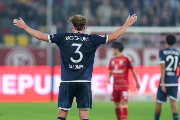 27.02.2026, Fußball, Fortuna Düsseldorf - VfL Bochum, 2. Fußball Bundesliga, Merkur Spiel-Arena, Saison 2025 2026: Christopher Lenz (Fortuna Düsseldorf 03) enttäuscht Enttäuschung gestikulierend auf dem Spielfeld DFB regulations prohibit any use of photographs as image sequences and or quasi-video. Nordrhein-Westfalen Deutschland