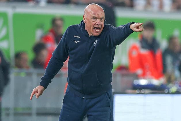 27.02.2026, Fußball, Fortuna Düsseldorf - VfL Bochum, 2. Fußball Bundesliga, Merkur Spiel-Arena, Saison 2025 2026: Cheftrainer Uwe Rösler (VfL Bochum hc) gestikulierend am Spielfeldrand 3 DFB regulations prohibit any use of photographs as image sequences and or quasi-video. Nordrhein-Westfalen Deutschland