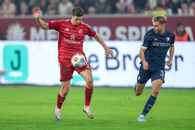 27.02.2026, Fußball, Fortuna Düsseldorf - VfL Bochum, 2. Fußball Bundesliga, Merkur Spiel-Arena, Saison 2025 2026: Cedric Itten (Fortuna Düsseldorf 13) im Zweikampf gegen Leandro Morgalla (VfL Bochum 39) DFB regulations prohibit any use of photographs as image sequences and or quasi-video. Nordrhein-Westfalen Deutschland