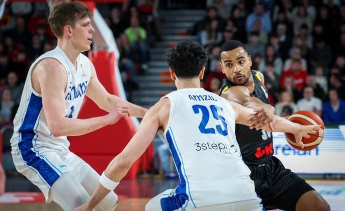 Finland s Mustapha Amzil and Finland s Andre Gustavson fight for the ball during a basketball match between Belgian national team, Nationalteam Belgian Lions and Finland, Friday 27 February 2026 in Charleroi, qualifier 3 6 for the men s 2027 FIBA World Championships. VIRGINIExLEFOUR  x165750322x