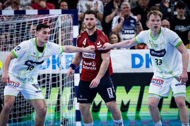 DAIKIN HBL: SG Flensburg-Handewitt vs HSG Wetzlar; 27.02.26 Josip Simic (Nr.10, HSG Wetzlar), Johannes Golla (Nr.04, SG Flensburg-Handewitt), Georg Löwen (Nr.33, HSG Wetzlar) DAIKIN HBL: SG Flensburg-Handewitt vs HSG Wetzlar, GP JOULE Arena am 27.02.26 Copyright: xBEAUTIFULxSPORTS MarioxM.xKobergx