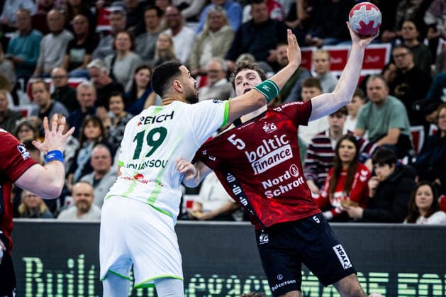 DAIKIN HBL: SG Flensburg-Handewitt vs HSG Wetzlar; 27.02.26 Philipp Ahouansou (Nr.19, HSG Wetzlar) gegen Niclas Kirkelokke (Nr.05, SG Flensburg-Handewitt) DAIKIN HBL: SG Flensburg-Handewitt vs HSG Wetzlar, GP JOULE Arena am 27.02.26 Copyright: xBEAUTIFULxSPORTS MarioxM.xKobergx