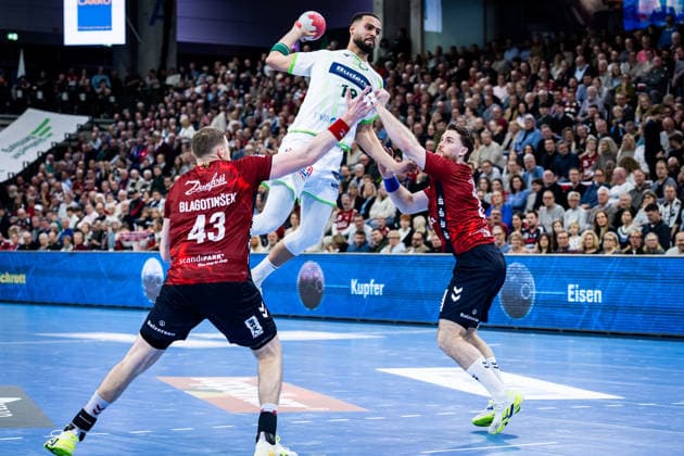 DAIKIN HBL: SG Flensburg-Handewitt vs HSG Wetzlar; 27.02.26 Blaz Blagotinsek (Nr.43, SG Flensburg-Handewitt), Philipp Ahouansou (Nr.19, HSG Wetzlar), Johannes Golla (Nr.04, SG Flensburg-Handewitt) DAIKIN HBL: SG Flensburg-Handewitt vs HSG Wetzlar, GP JOULE Arena am 27.02.26 Copyright: xBEAUTIFULxSPORTS MarioxM.xKobergx
