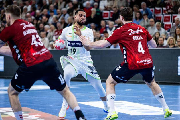 DAIKIN HBL: SG Flensburg-Handewitt vs HSG Wetzlar; 27.02.26 Philipp Ahouansou (Nr.19, HSG Wetzlar) gegen Johannes Golla (Nr.04, SG Flensburg-Handewitt) DAIKIN HBL: SG Flensburg-Handewitt vs HSG Wetzlar, GP JOULE Arena am 27.02.26 Copyright: xBEAUTIFULxSPORTS MarioxM.xKobergx