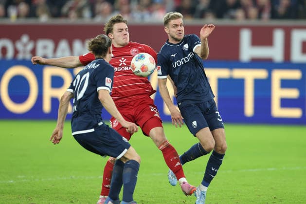 GER, 2. FBL. Fortuna Duesseldorf vs. VfL Bochum 27.02.2026, Merkur Spiel-Arena, Duesseldorf, GER, 2. FBL. Fortuna Duesseldorf vs. VfL Bochum, im Bild: Noah Loosli (VfL Bochum 20), Christian Rasmussen (Fortuna Duesseldorf 10), Leandro Morgalla (VfL Bochum 39), im Zweikampf