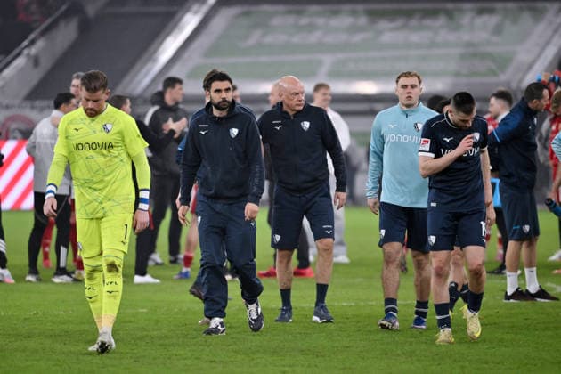 Bochums Spieler mit Trainer Uwe Rösler (VfL Bochum), mi., nach der Niederlage, v.li., Torwart Timo Horn (VfL Bochum), Gerrit Holtmann (VfL Bochum), rechts Mikkel Rakneberg (VfL Bochum), Matus Bero (VfL Bochum) 27.02.2026, Fussball 2. Bundesliga, Saison 2025 2026, 24. Spieltag, Fortuna Düsseldorf - VfL Bochum DFL regulations prohibit any use of photographs as image sequences and or quasi-video Duesseldorf Nordrhein Westfalen Deutschland