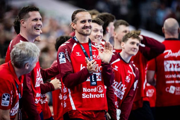 DAIKIN HBL: SG Flensburg-Handewitt vs HSG Wetzlar; 27.02.26 freudig positiv jubelnd Bank SG Flensburg-Handewitt mit Kent Robin Tonnesen (Nr.23, SG Flensburg-Handewitt) DAIKIN HBL: SG Flensburg-Handewitt vs HSG Wetzlar, GP JOULE Arena am 27.02.26 Copyright: xBEAUTIFULxSPORTS MarioxM.xKobergx