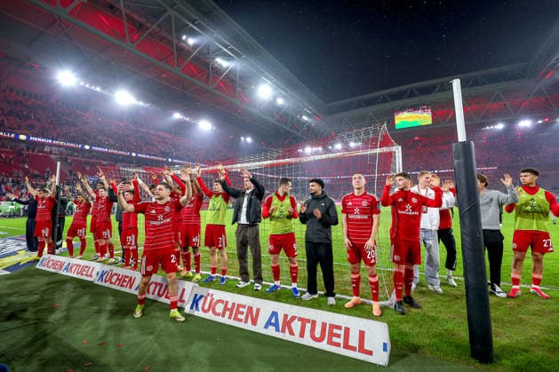27.02.2026, Fußball, Fortuna Düsseldorf - VfL Bochum, 2. Fußball Bundesliga, Merkur Spiel-Arena, Saison 2025 2026: Abschlussjubel der Fortuna nach dem 2:1 Sieg. Florent Muslija (Fortuna Düsseldorf 24) filmt mit dem Smartphone DFB regulations prohibit any use of photographs as image sequences and or quasi-video. Nordrhein-Westfalen Deutschland