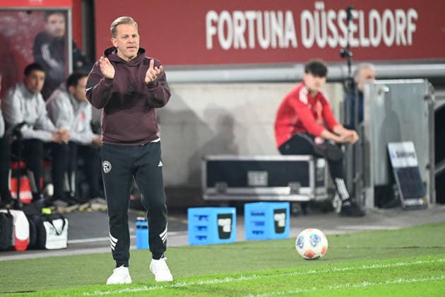 Trainer Markus ANFANG (D) beobachtet das Spiel, gibt Anweisungen, Fussball 2. Bundesliga, 24. Spieltag, Fortuna Duesseldorf (D) - VfL Bochum 2-1 am 27.02.2026 in der Merkur Spiel Arena Duesseldorf Deutschland. DFL regulations prohibit any use of photographs as image sequences and or quasi-video Ã‚Â