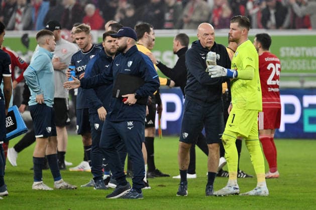 Torwart Timo Horn (VfL Bochum), Trainer Uwe Rösler (VfL Bochum), v.re., nach dem Spiel 27.02.2026, Fussball 2. Bundesliga, Saison 2025 2026, 24. Spieltag, Fortuna Düsseldorf - VfL Bochum DFL regulations prohibit any use of photographs as image sequences and or quasi-video Duesseldorf Nordrhein Westfalen Deutschland