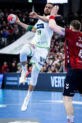 DAIKIN HBL: SG Flensburg-Handewitt vs HSG Wetzlar; 27.02.26 Philipp Ahouansou (Nr.19, HSG Wetzlar) gegen Blaz Blagotinsek (Nr.43, SG Flensburg-Handewitt) DAIKIN HBL: SG Flensburg-Handewitt vs HSG Wetzlar, GP JOULE Arena am 27.02.26 Copyright: xBEAUTIFULxSPORTS MarioxM.xKobergx