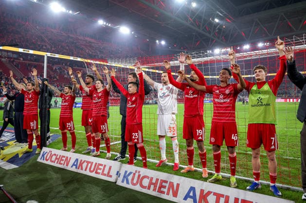 Sport Bilder des Tages 27.02.2026, Fußball, Fortuna Düsseldorf - VfL Bochum, 2. Fußball Bundesliga, Merkur Spiel-Arena, Saison 2025 2026: Abschlussjubel der Fortuna nach dem 2:1 Sieg. L-R Matthias Zimmermann (Fortuna Düsseldorf 25) Elias Aboulguie Egouli (Fortuna Düsseldorf 44) Cedric Itten (Fortuna Düsseldorf 13) Shinta Appelkamp (Fortuna Düsseldorf 23) Torwart Florian Kastenmeier (Fortuna Düsseldorf 33) Emmanuel Iyoha (Fortuna Düsseldorf 19) Klaus Sima Suso (Fortuna Düsseldorf 46) Luca Raimund (Fortuna Düsseldorf 07) DFB regulations prohibit any use of photographs as image sequences and or quasi-video. Nordrhein-Westfalen Deutschland