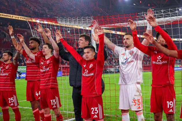 27.02.2026, Fußball, Fortuna Düsseldorf - VfL Bochum, 2. Fußball Bundesliga, Merkur Spiel-Arena, Saison 2025 2026: Abschlussjubel der Fortuna nach dem 2:1 Sieg. L-R Matthias Zimmermann (Fortuna Düsseldorf 25) Elias Aboulguie Egouli (Fortuna Düsseldorf 44) Cedric Itten (Fortuna Düsseldorf 13) Shinta Appelkamp (Fortuna Düsseldorf 23) Torwart Florian Kastenmeier (Fortuna Düsseldorf 33) Emmanuel Iyoha (Fortuna Düsseldorf 19) DFB regulations prohibit any use of photographs as image sequences and or quasi-video. Nordrhein-Westfalen Deutschland