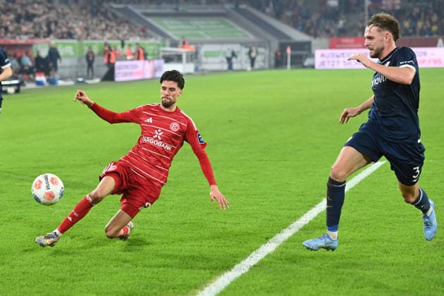 Anouar EL AZZOUZI (D) gegen Phiilipp STROMPF (BO) Aktion, Zweikampf, Fussball 2. Bundesliga, 24. Spieltag, Fortuna Duesseldorf (D) - VfL Bochum 2-1 am 27.02.2026 in der Merkur Spiel Arena Duesseldorf Deutschland. DFL regulations prohibit any use of photographs as image sequences and or quasi-video Ã‚Â