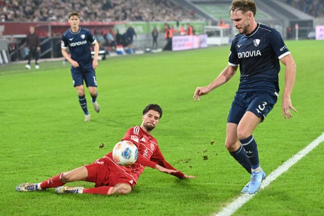 Anouar EL AZZOUZI (D) gegen Phiilipp STROMPF (BO) Aktion, Zweikampf, Fussball 2. Bundesliga, 24. Spieltag, Fortuna Duesseldorf (D) - VfL Bochum 2-1 am 27.02.2026 in der Merkur Spiel Arena Duesseldorf Deutschland. DFL regulations prohibit any use of photographs as image sequences and or quasi-video Ã‚Â