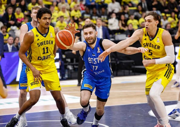 Estonia s Kristian Kullamäe is reaching for the ball between Sweden s Kenny Pohto and Wilhelm Falk during the FIBA World European Cup Qualifier game between Sweden and Estonia, first round - group H, at Avicii Arena in Stockholm, Sweden 27 February 2026. STOCKHOLM SWEDEN x1081x