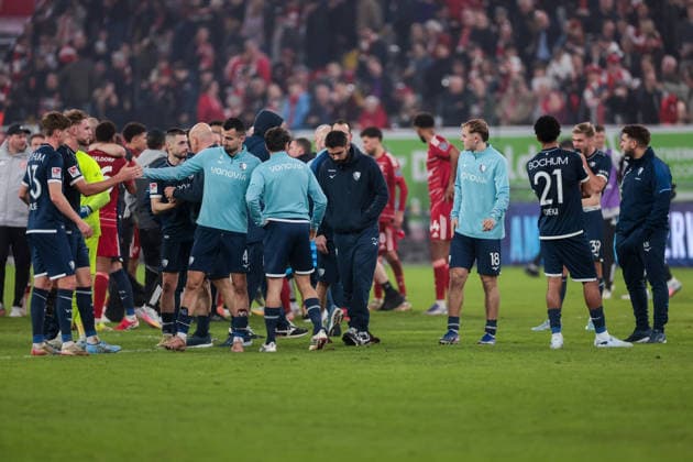 27.02.2026, Fussball, Saison 2025 2026, 2. Bundesliga, 24. Spieltag, Fortuna Düsseldorf - VfL Bochum 1848, Die Spieler und Betreuer des VfL Bochum stehen nach Abpfiff zusammen, Düsseldorf MErkur Spiel Arena NRW Deutschland xRHR-FOTO DEx